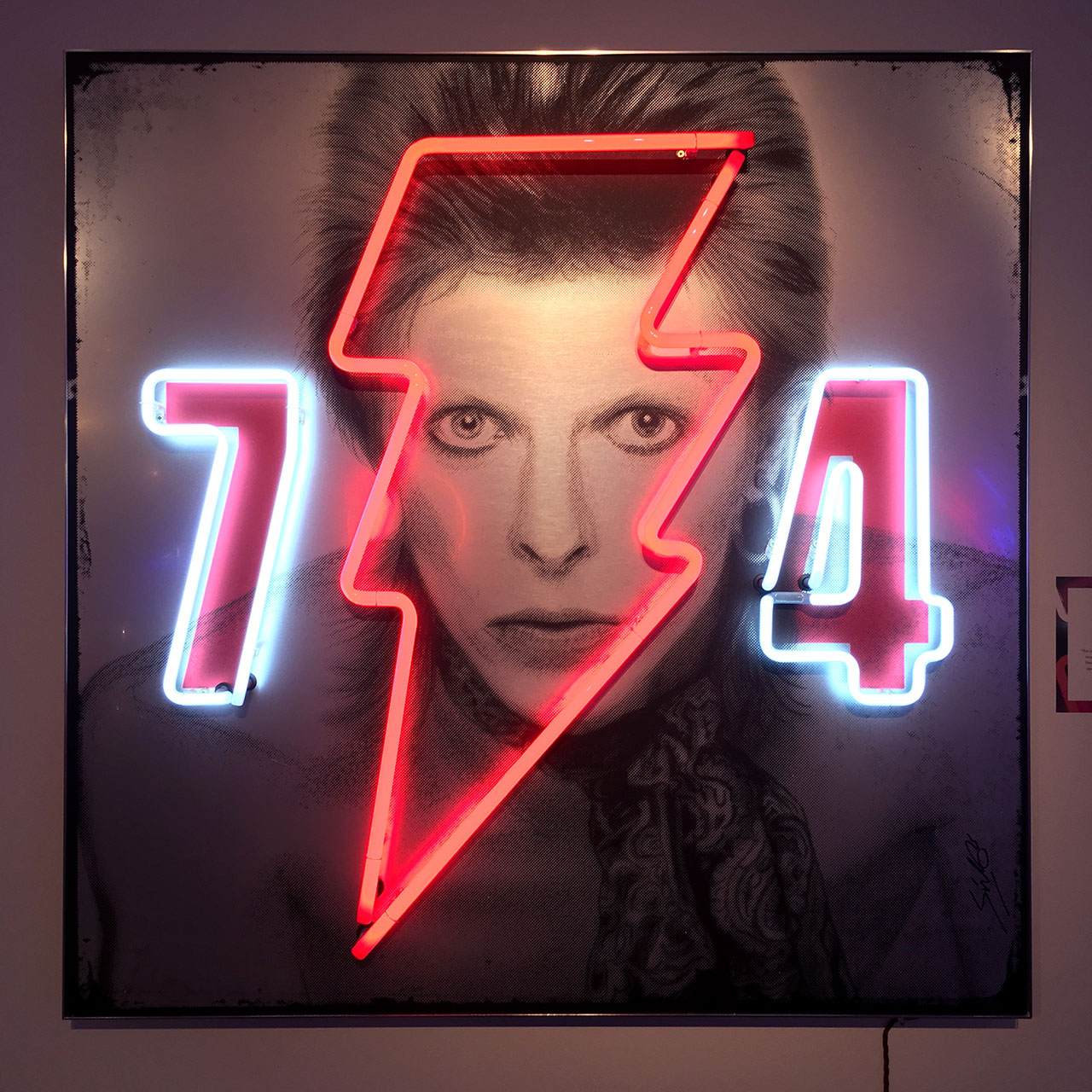 homenaje-david-bowie-neon-01