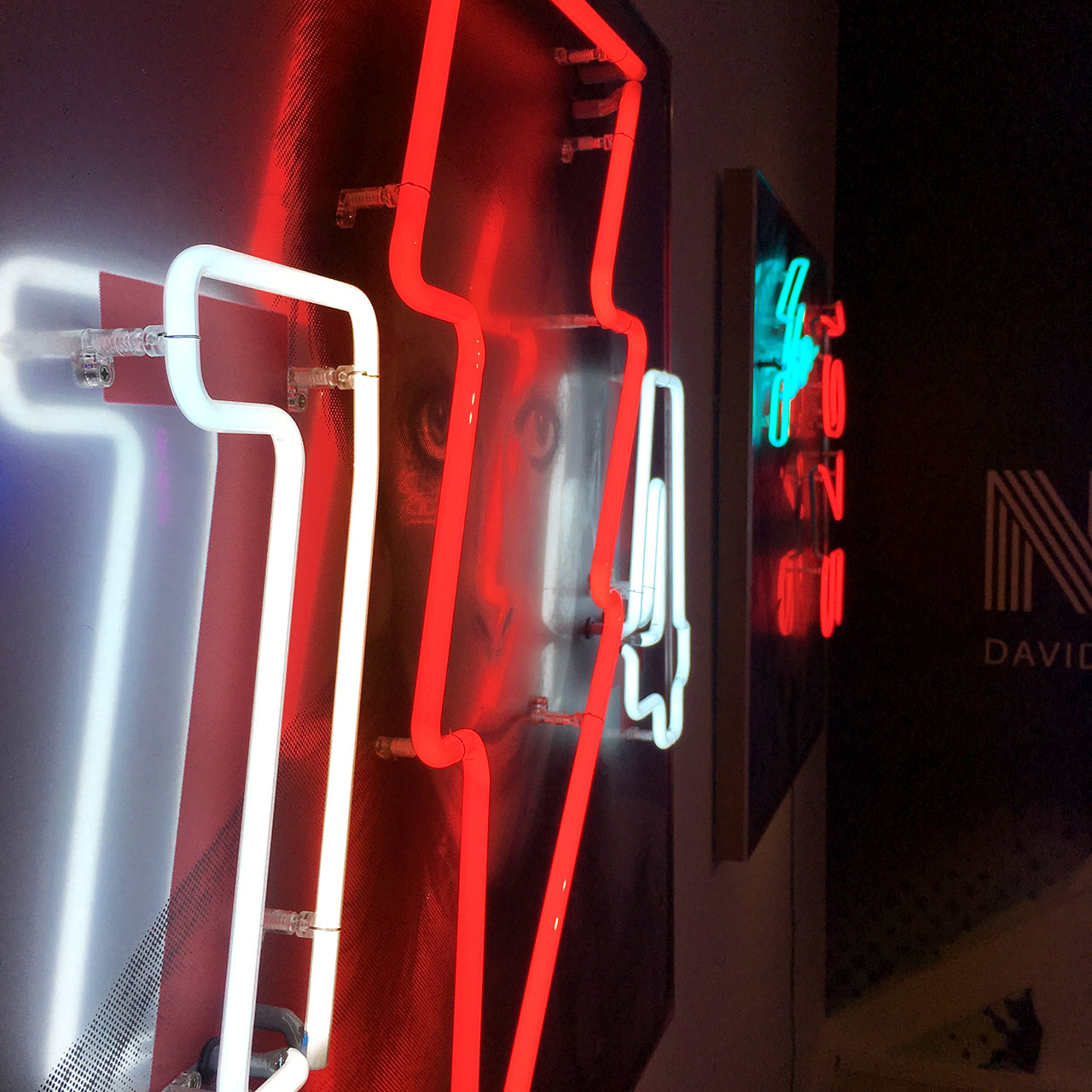 homenaje-david-bowie-neon-02