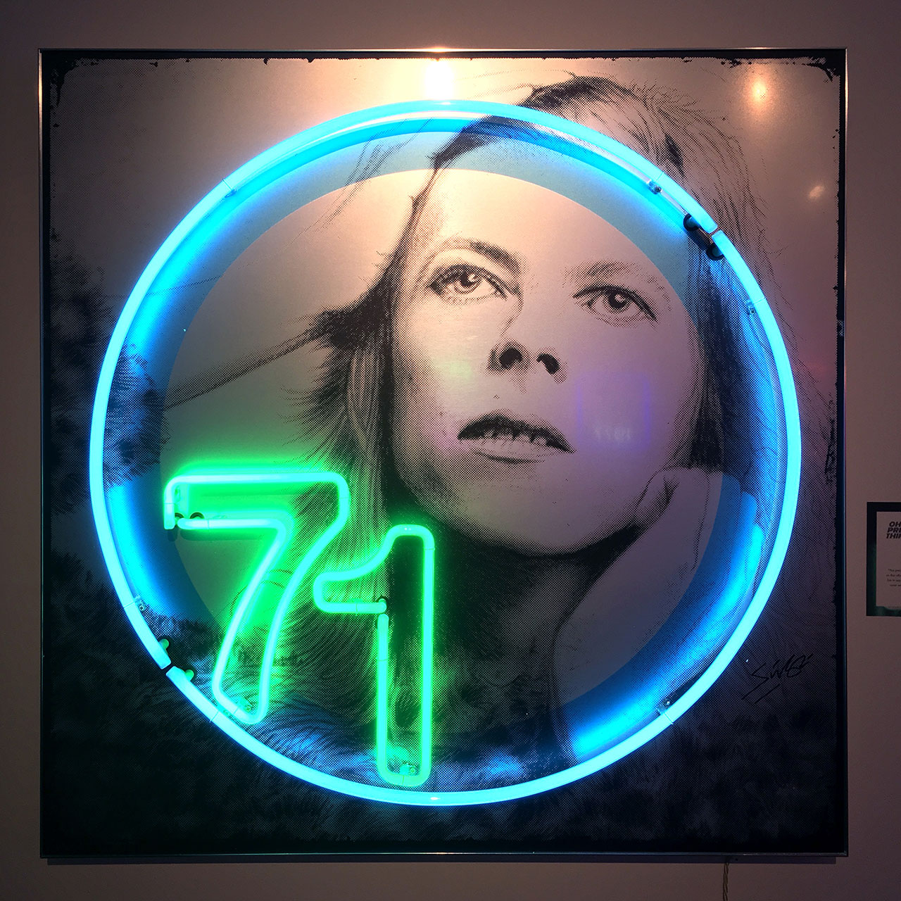 homenaje-david-bowie-neon-08