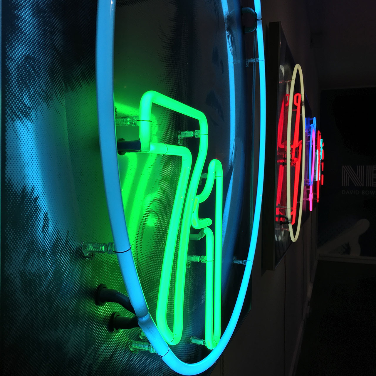 homenaje-david-bowie-neon-09